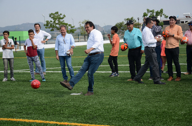 Supervisa Zapopan primera etapa de construcción de la Unidad Deportiva Valle de los Molinos