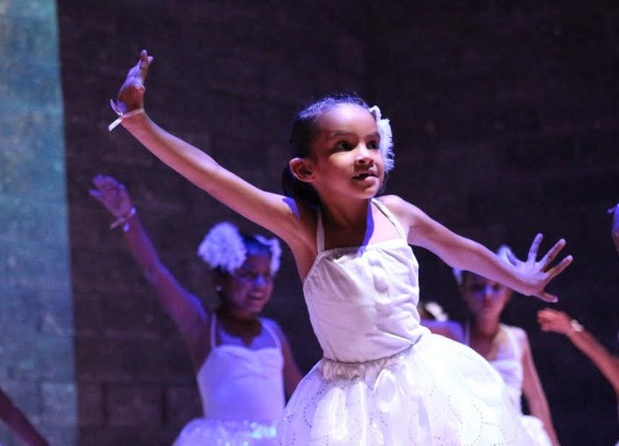 Presentan usuarios de Colmena Miramar el espectáculo ‘Baila en comunidad’ a más de 400 personas