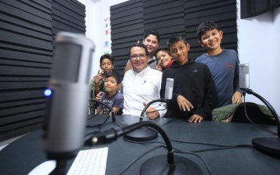 Al aire en Radio Kokone, pequeños demuestran su talento al Alcalde de Zapopan
