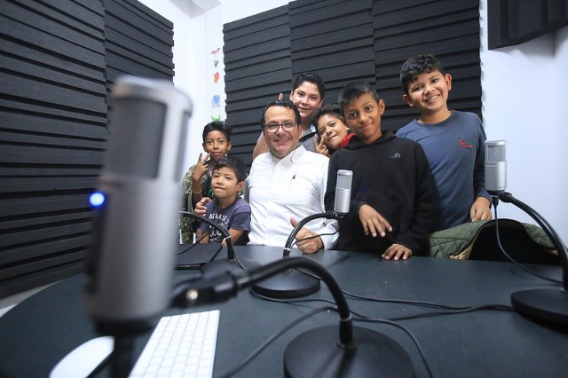 Al aire en Radio Kokone, pequeños demuestran su talento al Alcalde de Zapopan