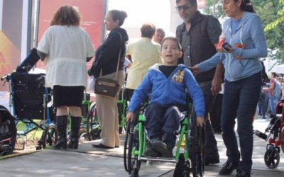 Entrega DIF Zapopan sillas de ruedas y auxiliares auditivos