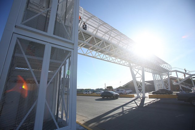 Entrega Zapopan puente peatonal en avenida López Mateos Sur en la colonia El Campanario