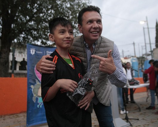 Entrega Zapopan uniformes al equipo de fútbol ‘El Despertar de Nuestras Familias’ en la colonia El Mante