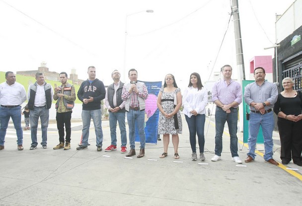 Entrega Zapopan pavimentación en la colonia Hogares del Batán