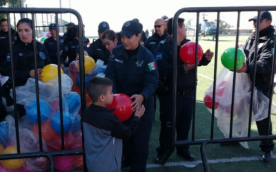 Policías de Zapopan entregan juguetes a niños de Villas de Guadalupe