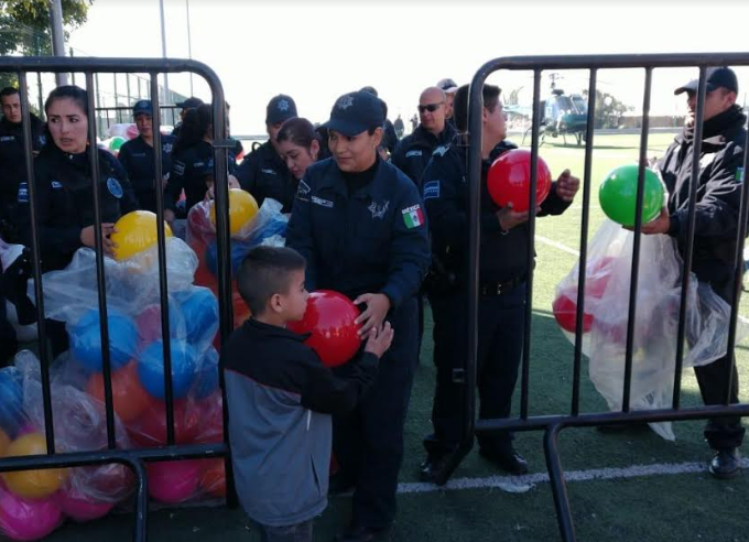 Policías de Zapopan entregan juguetes a niños de Villas de Guadalupe