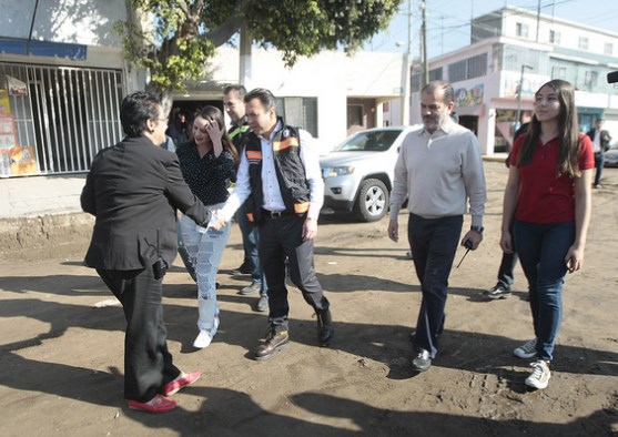 Supervisa Pablo Lemus primera etapa de pavimentación de la avenida Dr. Mateo del Regil