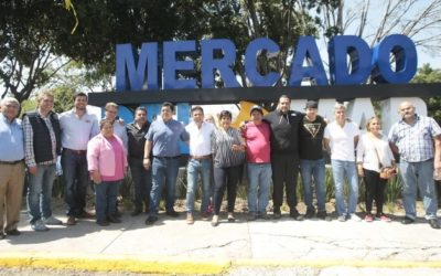 Estrecha Pablo Lemus colaboración con los locatarios del Mercado del Mar