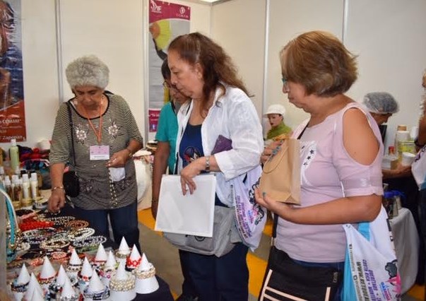 Adultos Mayores de DIF Zapopan participan en expoventa con sus productos