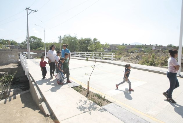 Entrega Zapopan puente peatonal y vehicular en colonia La Higuera