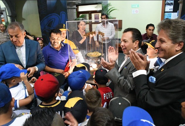 Exhibe Zapopan el trofeo por el campeonato de Charros de Jalisco