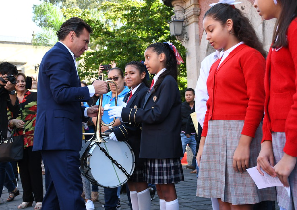 Entrega Zapopan instrumentos musicales para bandas de guerra escolares